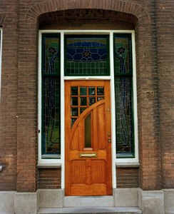 840399 Gezicht op de ingangspartij van het pand Leidseweg 79 te Utrecht, met rondom de voordeur jugendstil glas-in-lood ...